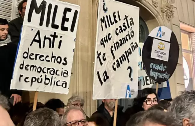 En Francia, unas 300 personas acudieron a la embajada argentina en Pars, convoc