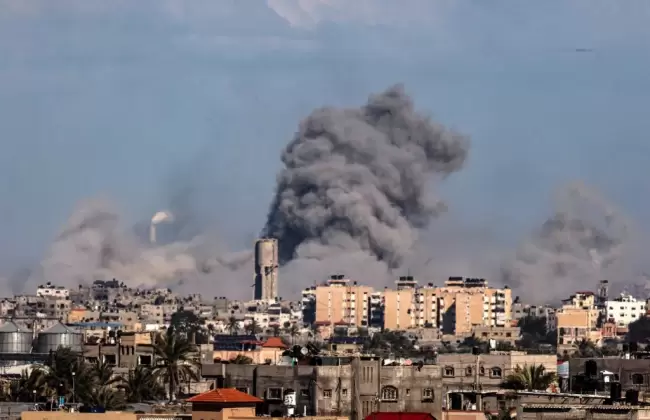 Esta imagen tomada desde Rafah, en el sur de la Franja de Gaza, muestra humo que
