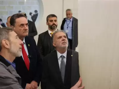 El embajador de Brasil en Israel, Frederico Meyer, en primer plano a la derecha,