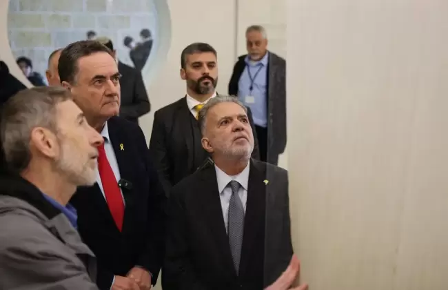 El embajador de Brasil en Israel, Frederico Meyer, en primer plano a la derecha,