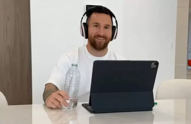 Messi con auriculares