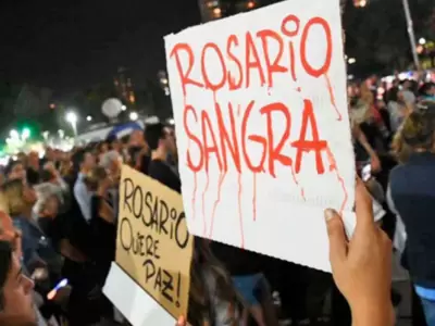 "Rosario sangra", manifestantes sostienen carteles para pedir seguridad.