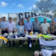 El gobernador Zdero entreg elementos deportivos para el Centro Cultural Recreativo Argentino