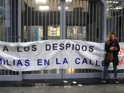 "No a los despidos en el Estado", un cartel frente a oficinas de la administraci
